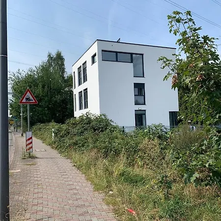 Lovely Studio West 16 *